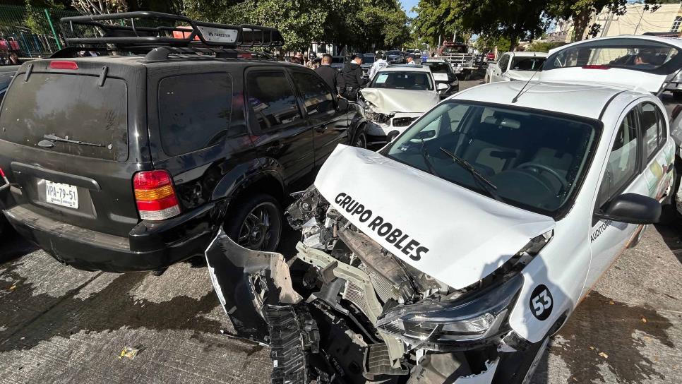 Joven ocasiona aparatosa carambola entre cinco vehículo en Los Mochis