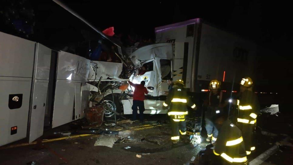 Fatal encontronazo entre un tráiler y un camión deja al menos 3 muertos en Escuinapa