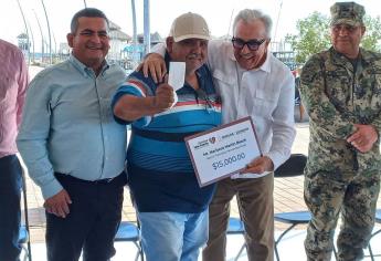 Rocha Moya entrega cheques en apoyo a restauranteros del Puerto de Altata