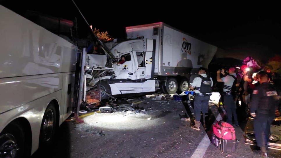 Hay 7 pasajeros lesionados de Sinaloa en el camionazo de Escuinapa