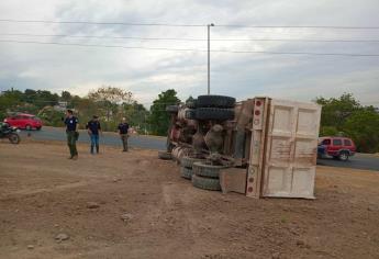 Un camión de volteo termina volcado por la avenida Álvaro Obregón en Culiacán