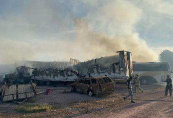 Fuego consume cinco tráileres y un camión de pasajeros en la pensión Federal de Ahome