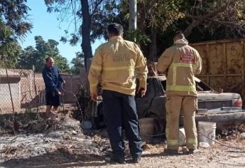 Incendio de vehículo en ejido Benito Juárez, Ahome, alerta a vecinos y autoridades