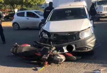 Chofer de camioneta manda al hospital a motociclista tras chocarle en Mazatlán