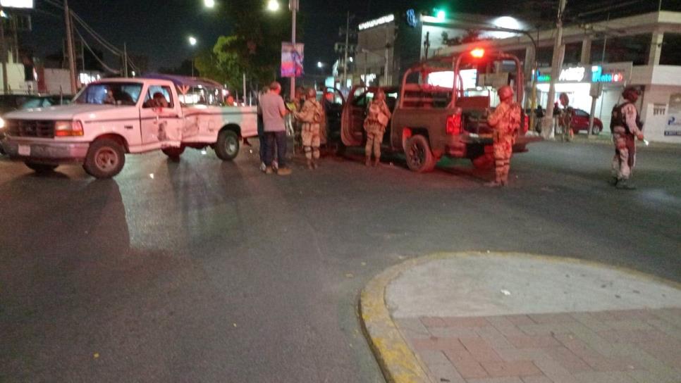 Militares se accidentan tras cruzar un semáforo en rojo en la colona Miguel Hidalgo, en Culiacán