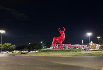 Nueva iluminación da vida al monumento El Gran Orgullo de Mazatlán