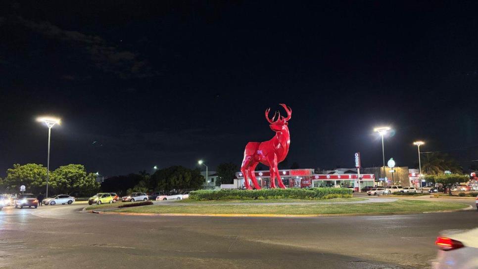 Nueva iluminación da vida al monumento El Gran Orgullo de Mazatlán