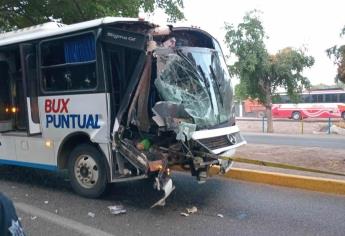 Una mujer embarazada y dos hombres heridos tras choque de un camión de personal en la Culiacán-Navolato