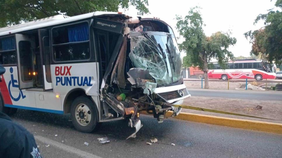 Una mujer embarazada y dos hombres heridos tras choque de un camión de personal en la Culiacán-Navolato