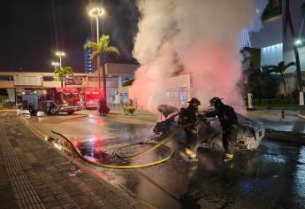 Incendio de vehículo en Zona Dorada, Mazatlán moviliza a cuerpos de emergencia