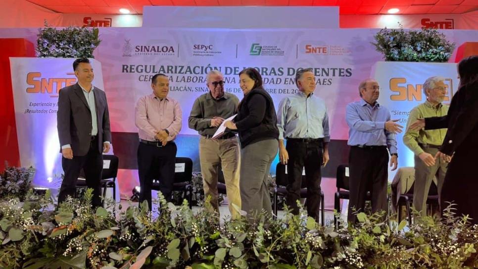 Entrega Rocha Moya 196 bases a maestros del SNTE 53 en Sinaloa 