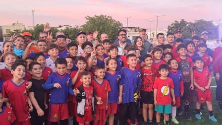 Juan de Dios Gámez sigue apostándole al Deporte; rehabilita cancha deportiva en Villas del Cedro Culiacán