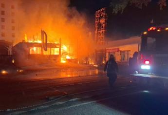 Incendio destruye negocio de mariscos por el Bulevar Pedro Infante en Culiacán