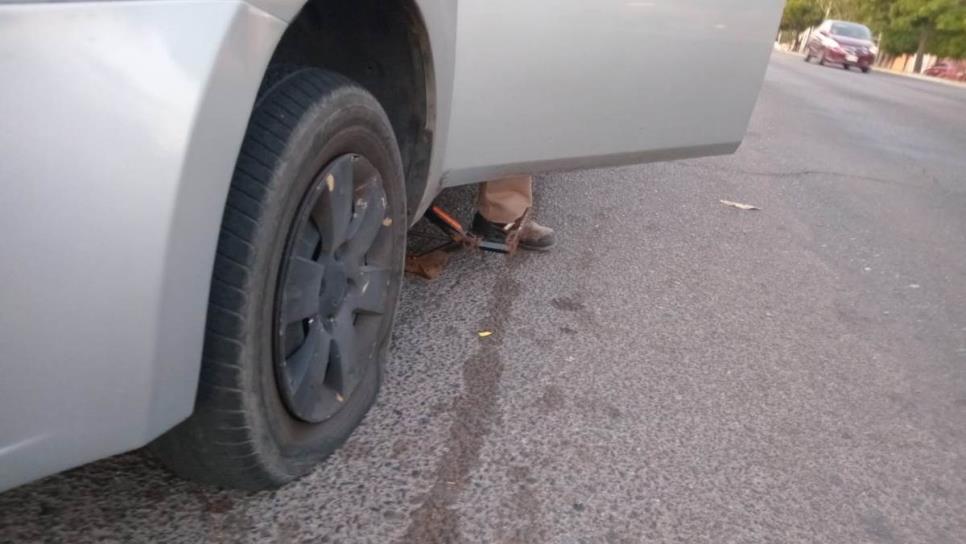 Siete vehículos resultan afectados por “ponchallantas” en el boulevard Lola Beltrán en Culiacán