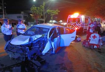 Conductor resulta lesionado al chocar contra un árbol en la colonia Miguel Hidalgo en Culiacán