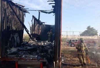 Incendio en un predio con maleza consume la caja de un tráiler en Guasave