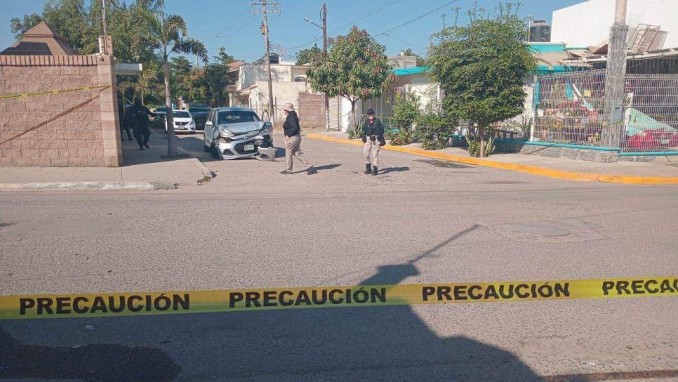 Con impactos de bala localizan un carro baleado en la colonia San Benito en Culiacán