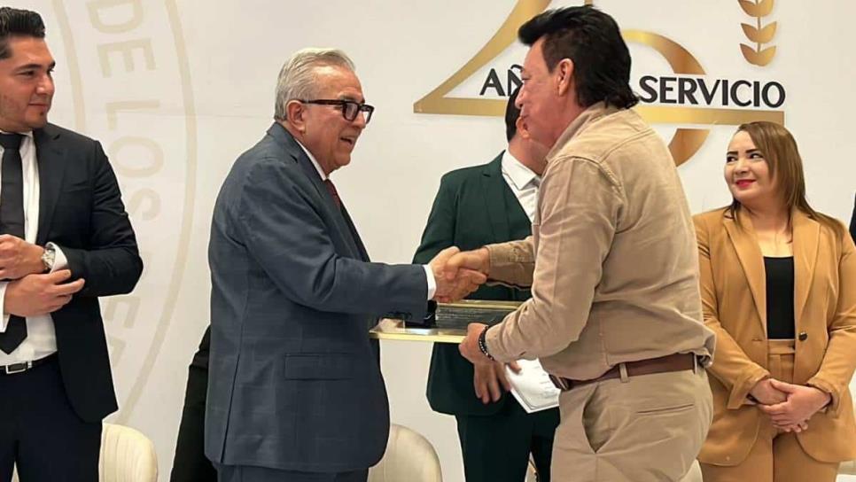 Rocha Moya entrega reconocimientos a trabajadores de confianza por sus 25 años de servicio