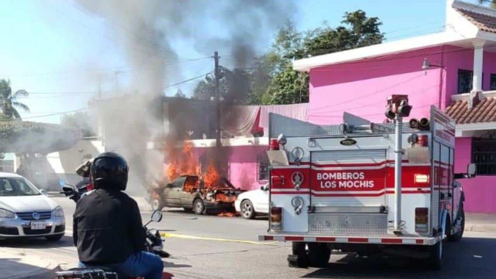 Tsuru ardió en llamas de la nada, terminó calcinado en una calle de Los Mochis