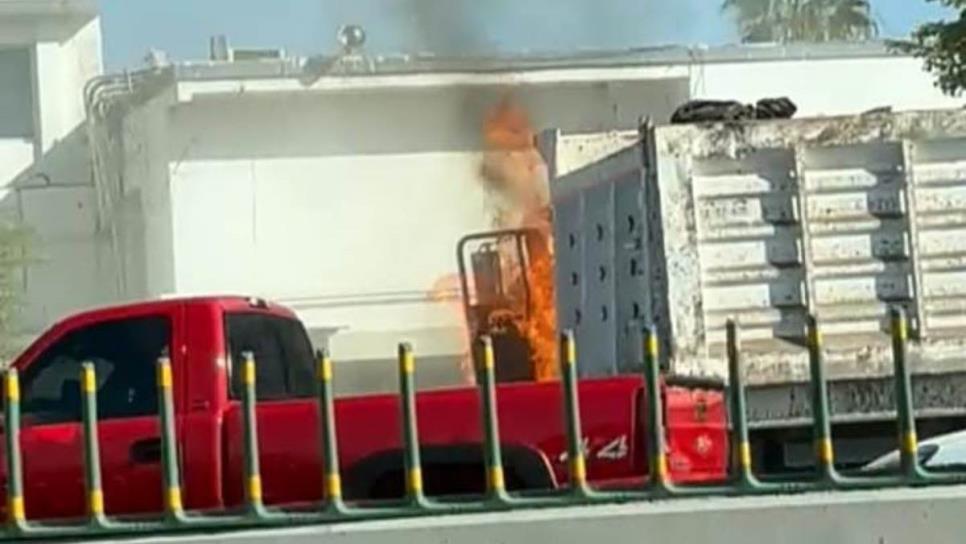 Se incendia una góndola en el bulevar Pedro Infante; cerca del Puente Negro en Culiacan