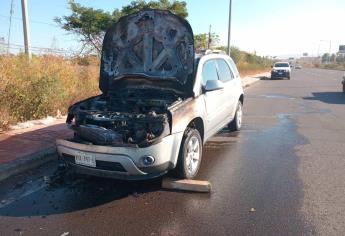 Camioneta termina calcinada por la Costerita, en Culiacán