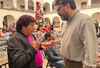 Entrega Juan de Dios Gámez cheques a comerciantes de Culiacán