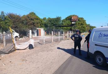 Sujetos abandonan cuerpo de un hombre «emplayado» a la entrada de la sindicatura de Costa Rica, en Culiacán