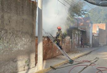 Bomberos de Mazatlán atienden fuerte incendio en inmediaciones de la Fiscalía Especializada en Robo de Vehículos