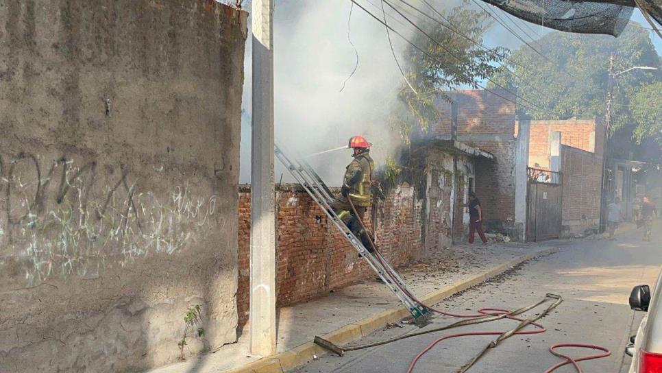 Bomberos de Mazatlán atienden fuerte incendio en inmediaciones de la Fiscalía Especializada en Robo de Vehículos