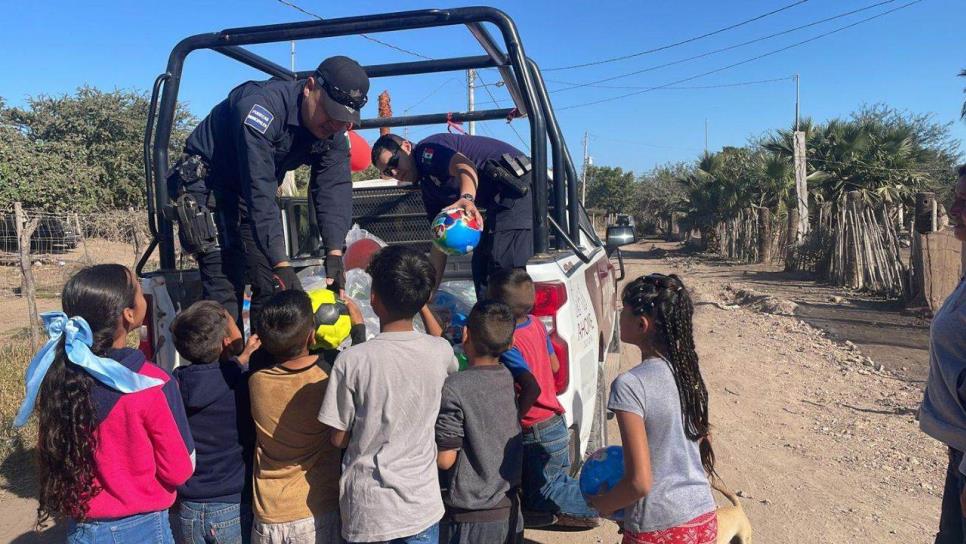 Niños no podían creer que tenían regalos, dulces y zapatos con el Policlaus 2024