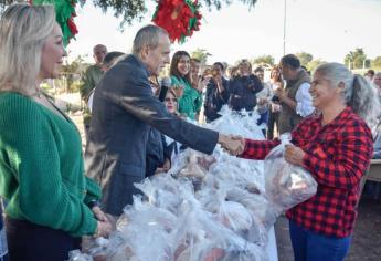 Gerardo Vargas sorprende a familias de Ahome con cenas navideñas y dulces