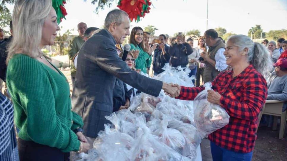 Gerardo Vargas sorprende a familias de Ahome con cenas navideñas y dulces