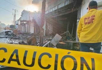 Sobre la calle quedaron algunos muebles destrozados por el incendio a la dulcería