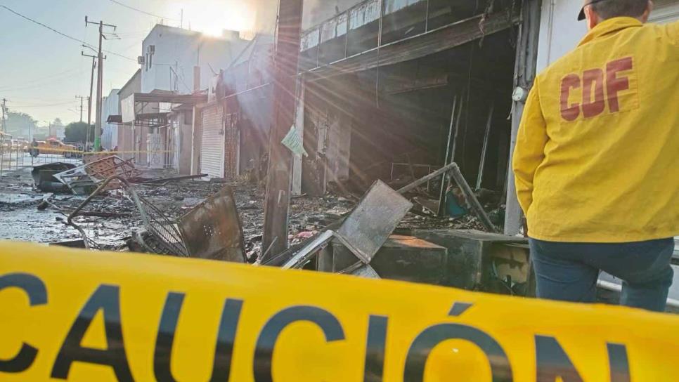 Sobre la calle quedaron algunos muebles destrozados por el incendio a la dulcería