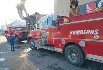 Se prende de nuevo la dulcería de Navolato; bomberos llega al lugar a controlar el incendio