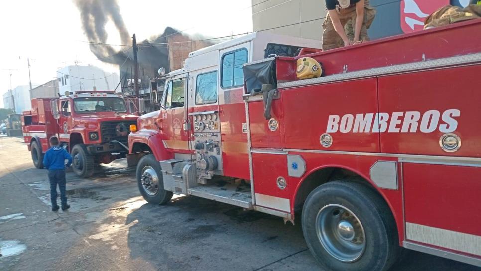 Se prende de nuevo la dulcería de Navolato; bomberos llega al lugar a controlar el incendio