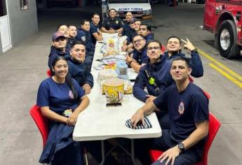 Bomberos Mazatlán disfrutan de su cena navideña tras jornada maratónica de 17 emergencias