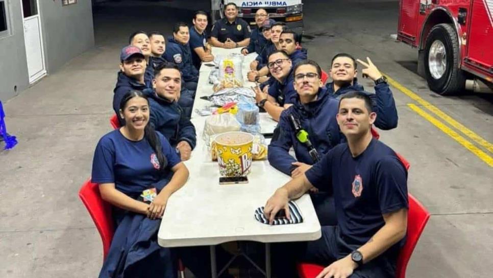 Bomberos Mazatlán disfrutan de su cena navideña tras jornada maratónica de 17 emergencias