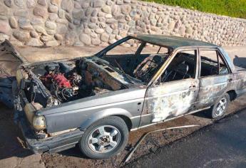 Destruido quedó un carro que se incendió por la Álvaro Obregón en Culiacán