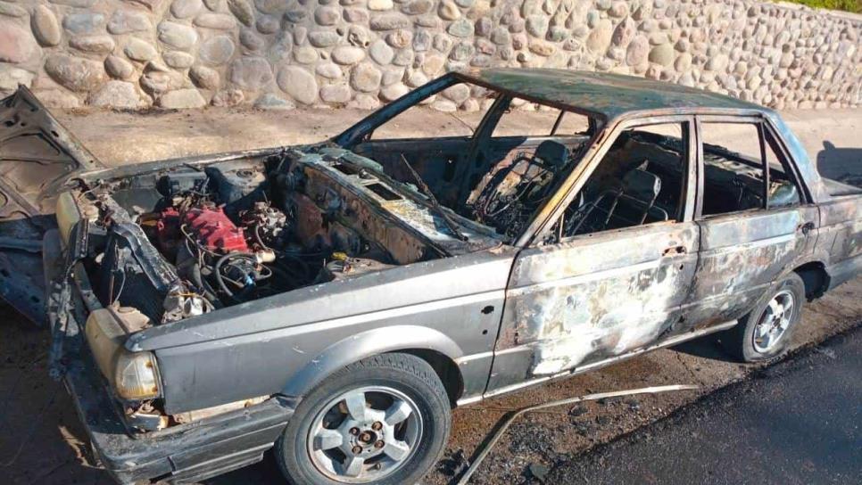 Destruido quedó un carro que se incendió por la Álvaro Obregón en Culiacán