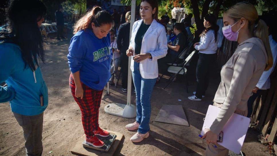 Jornada médica llega a vecinos de invasión Malova en Los Mochis