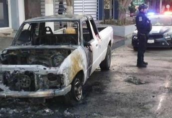 Camioneta se incendió en pleno Centro de Guasave