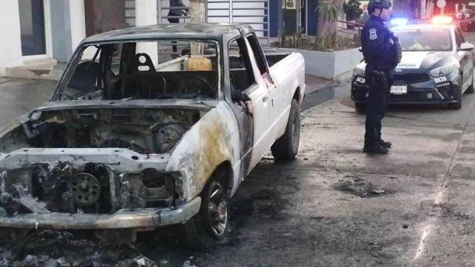 Camioneta se incendió en pleno Centro de Guasave