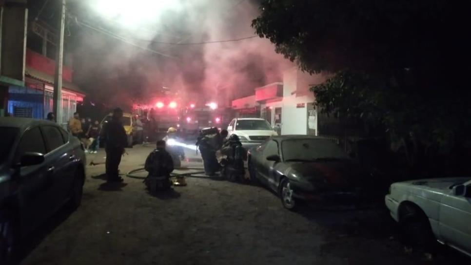 En vísperas de Año Nuevo, arde en llamas una casa en Las Malvinas de Los Mochis; podría ser por pirotecnia