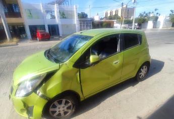 Pareja y su bebé resultan lesionados al chocar contra un vehículo en Los Mochis