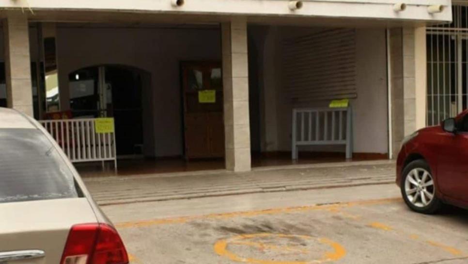 Ya no hay banquetas en el centro de Los Mochis, comercios se apoderan de vía pública para estacionamientos sin autorización