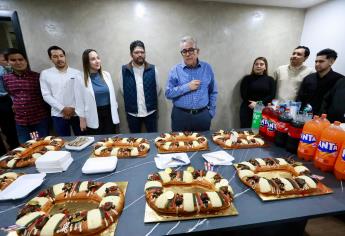 Rocha recorrió varias oficinas de Gobierno para recibir a los trabajadores que reanudaron labores