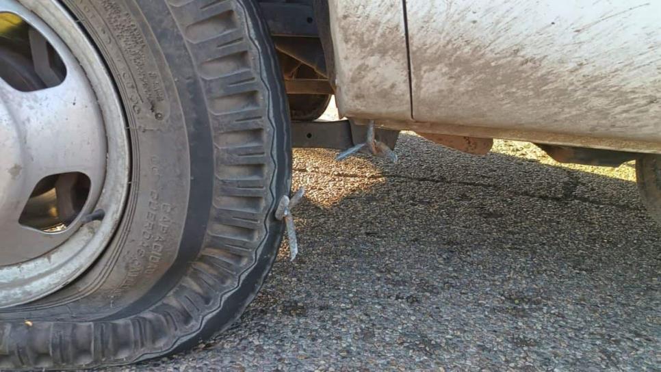 “Ponchallantas” dañan 4 vehículos en la entrada a Costa Rica en Culiacán