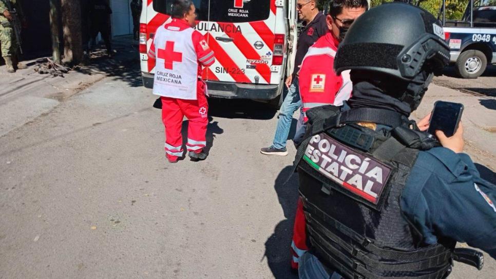 Mujer esperaba el camión y resulta herida de bala en enfrentamiento en Navolato