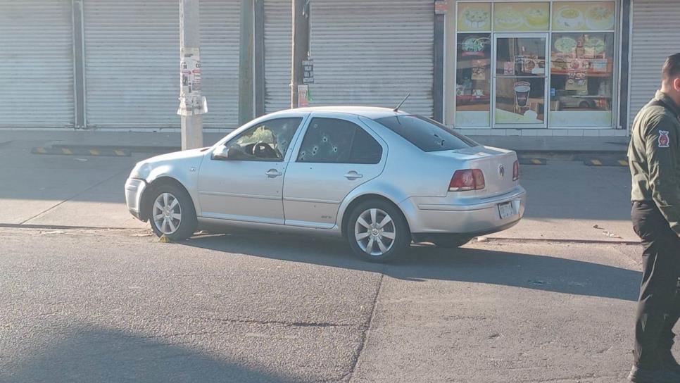 De carro a carro ejecutan a policía municipal de Culiacán en la colonia Nakayama